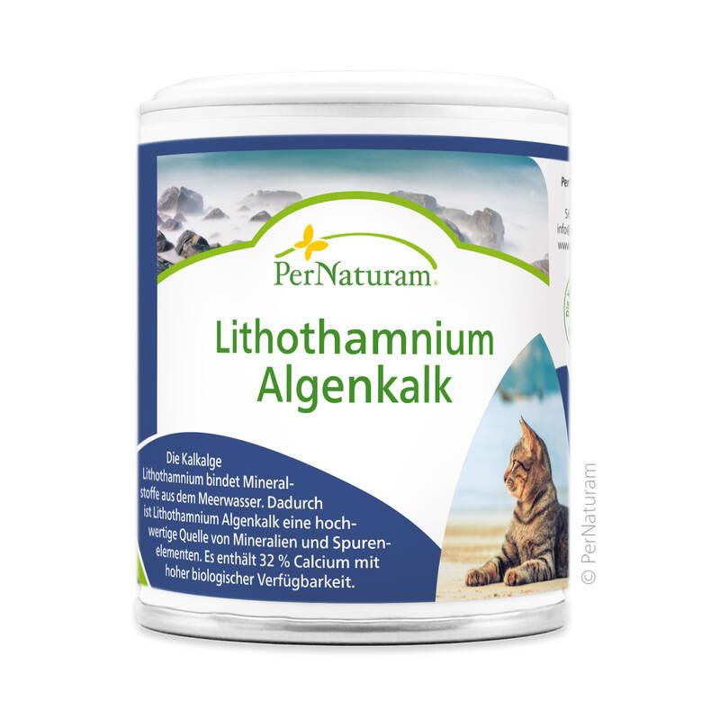 Zylindrische Dose mit "PerNaturam Lithothamnium Algenkalk"-Etikett. Enthält Text und ein Bild einer Katze am Strand. Weißer Deckel.