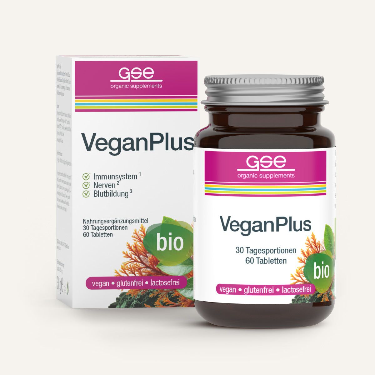 Braune Glasflasche und Karton mit Produktbezeichnung VeganPlus. Aufschrift: 30 Tagesportionen, 60 Tabletten. Bio-Siegel.