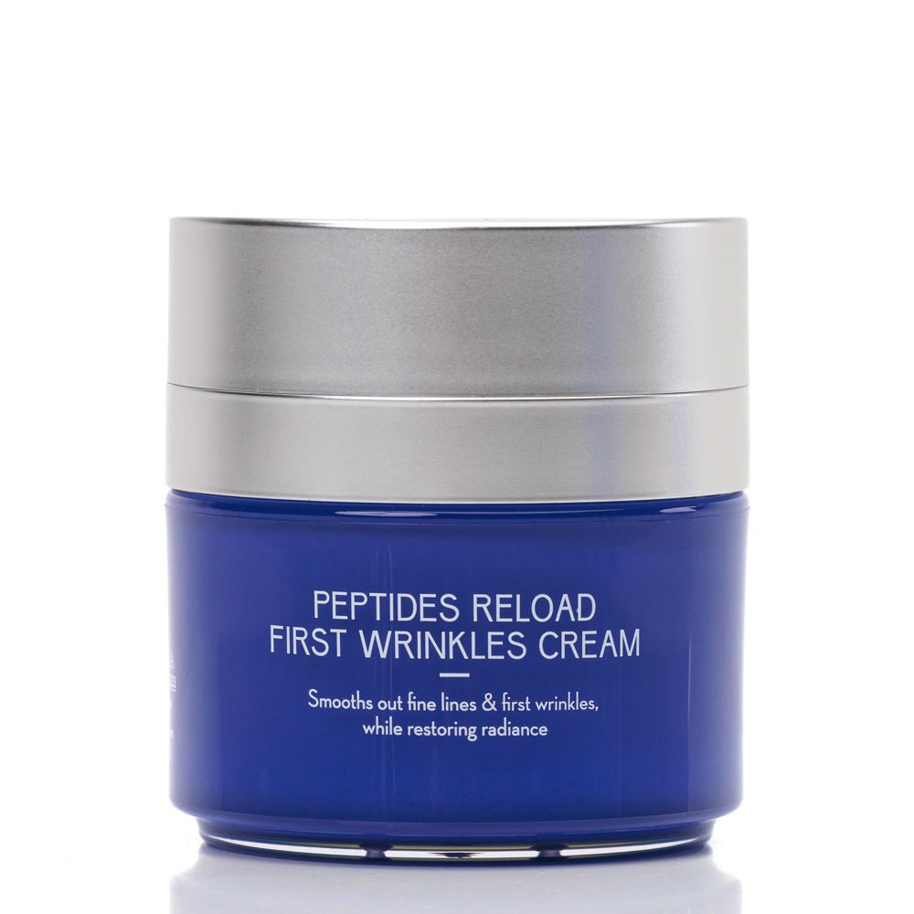 Blauer Tiegel mit silbernem Deckel für "Peptides Reload First Wrinkles Cream".