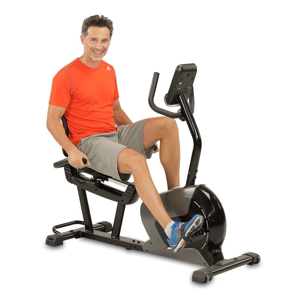 Mann sitzt auf einem Ergometer. Er trägt Sportkleidung. Das Gerät hat ein Display.