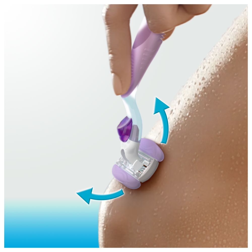 Gillette Venus Comfortglide Breeze Rasierer in Anwendung. Nahaufnahme. Blaue Pfeile zeigen die Bewegung.