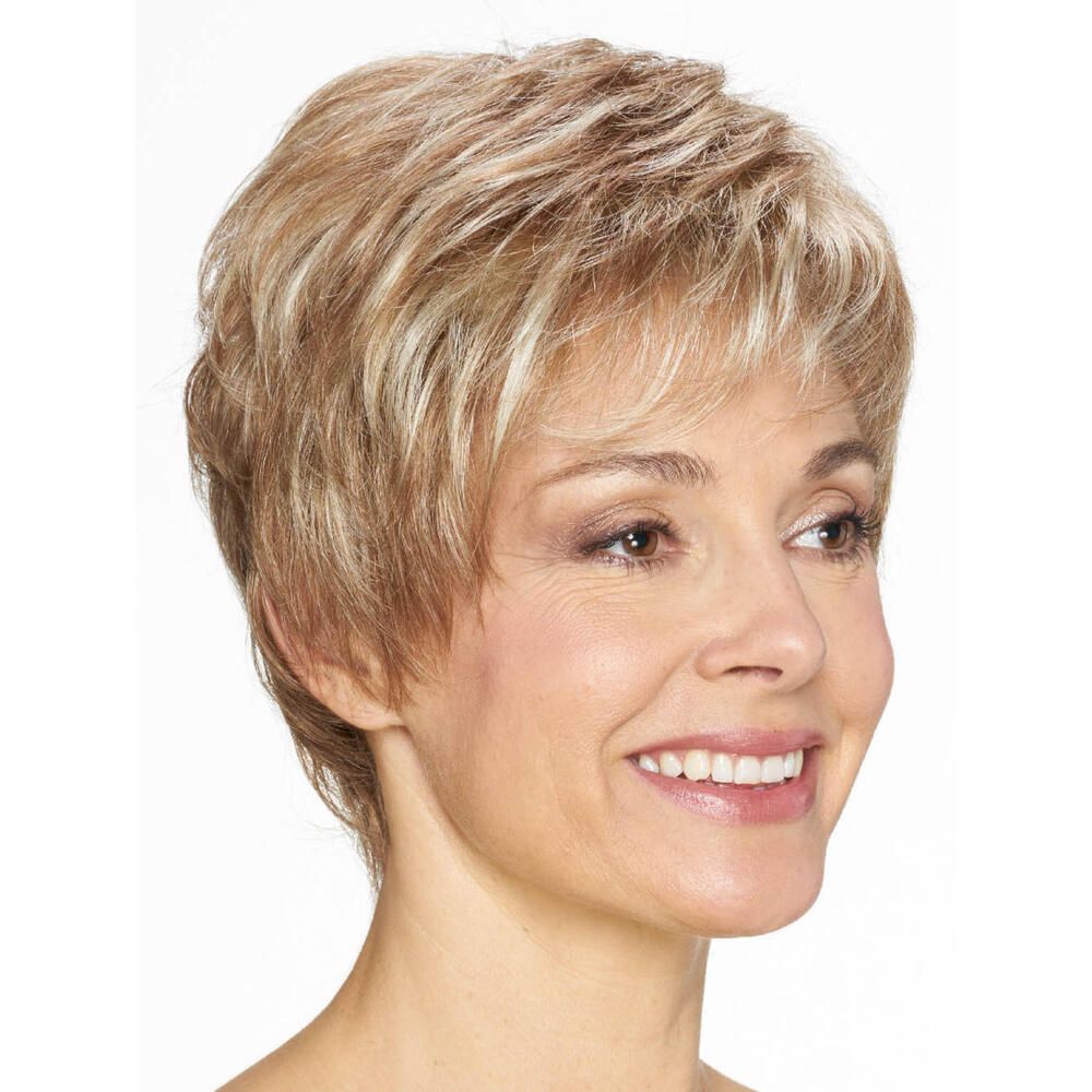 Blond gefärbte Kurzhaarperücke. Frau mit Perücke, Seitenansicht, lächelnd.