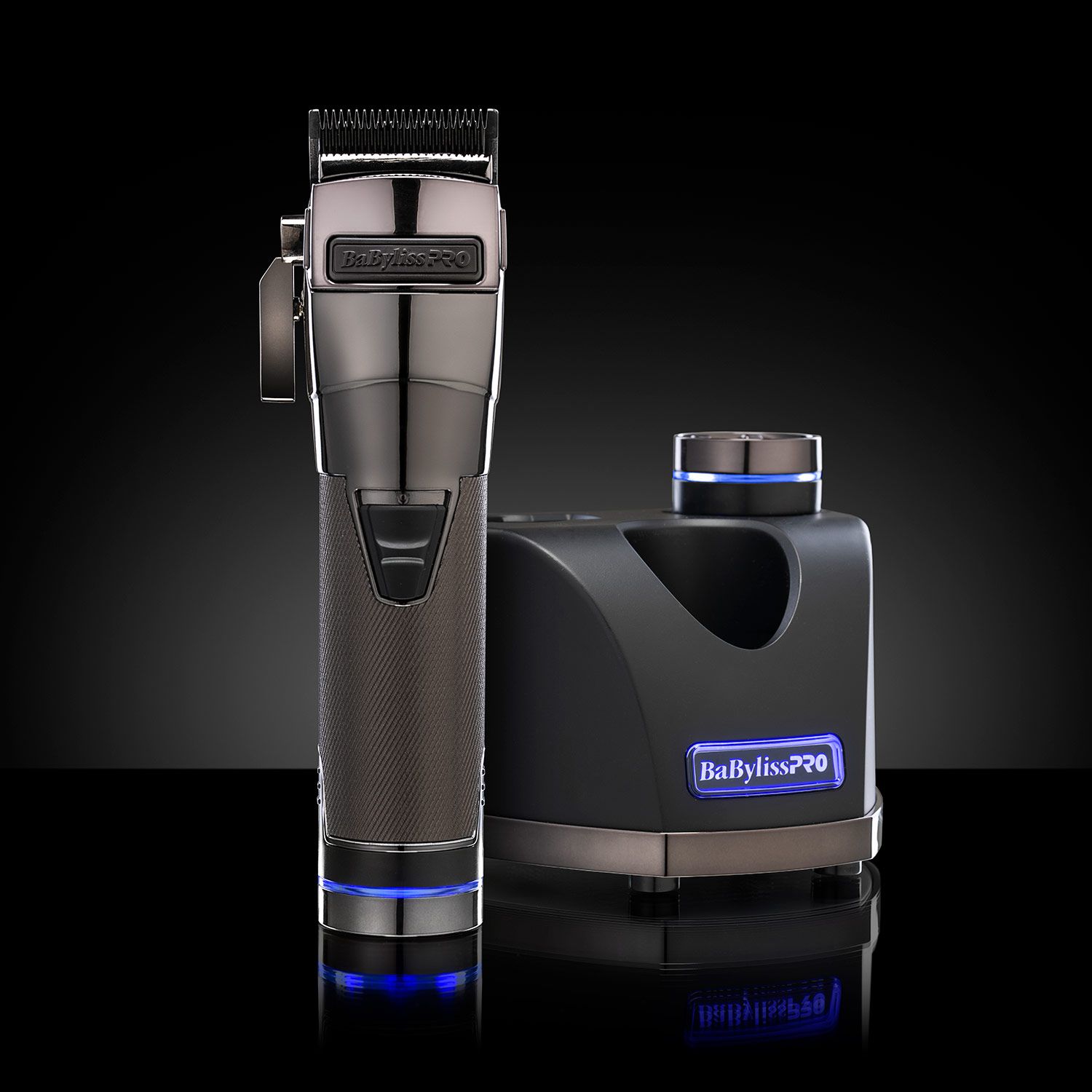 Haarschneidemaschine und Ladestation. Schwarz und Bronze. BaBylissPRO Logo. Blaue LED-Beleuchtung.