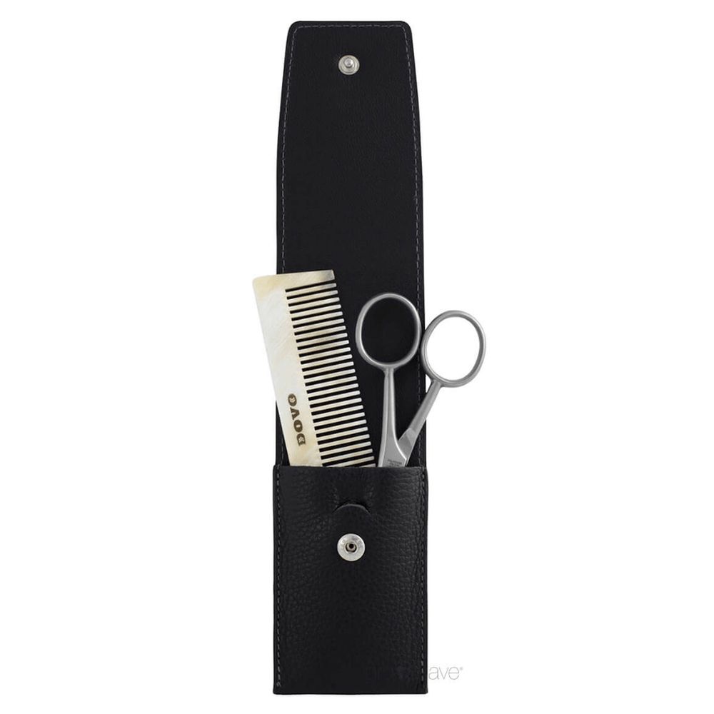 Schwarzes Lederetui mit Kamm und Schere. Kamm mit DOVO-Logo. Schere mit runden Griffen. Etui mit Druckknopfverschluss.