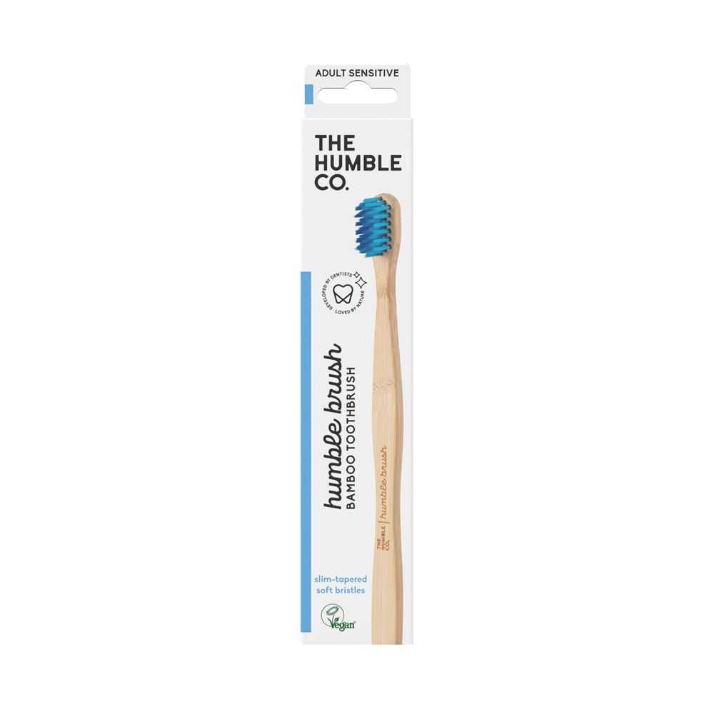 Zahnbürste mit blauem Borstenkopf und Bambusgriff in Verpackung. Aufschrift: The Humble Co., Bambuszahnbürste.