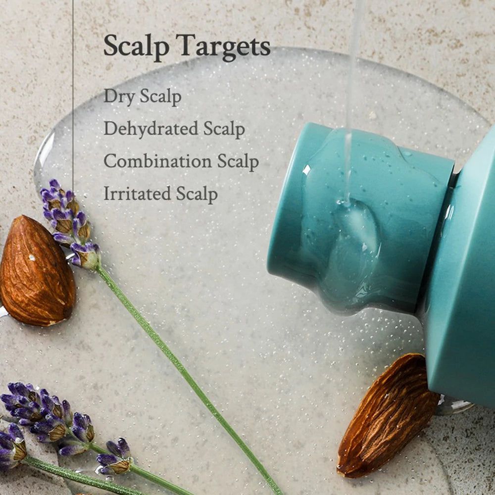 Türkiser Flaschenverschluss mit Tropfen, Mandeln und Lavendel auf schaumigem Untergrund. Text: Scalp Targets, Dry Scalp, Dehydrated Scalp, Combination Scalp, Irritated Scalp.
