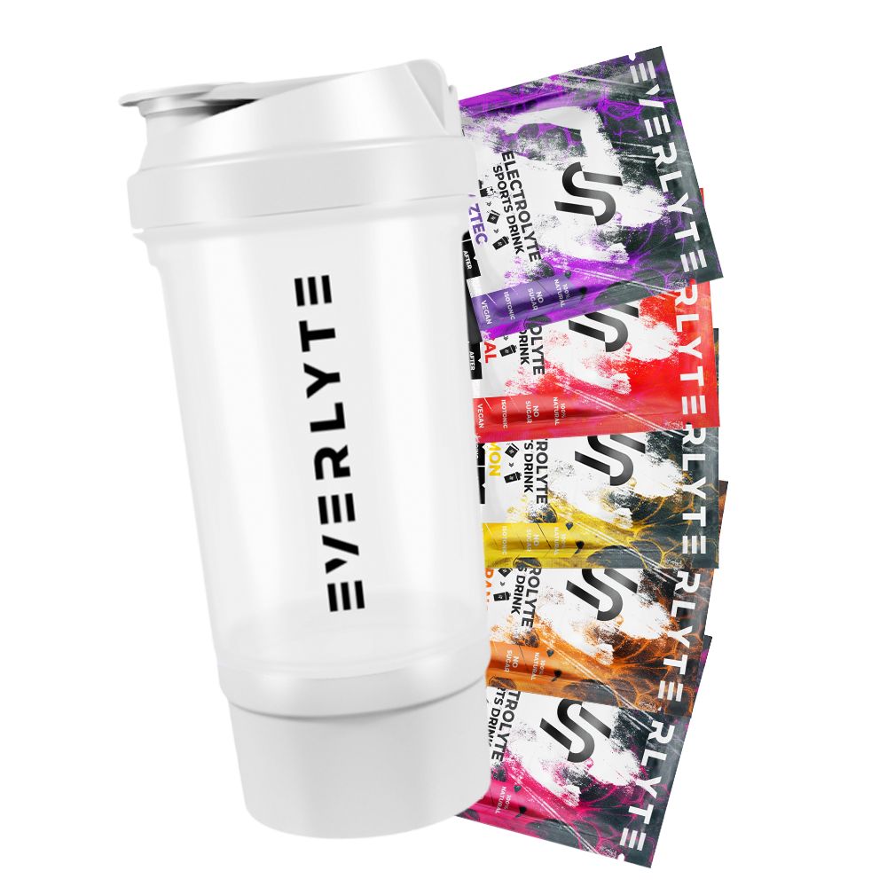 Weißer Shaker mit transparentem Behälter und schwarzem Schriftzug EVERLYTE. Daneben 6 farbige Beutel mit Schriftzug EVERLYTE.