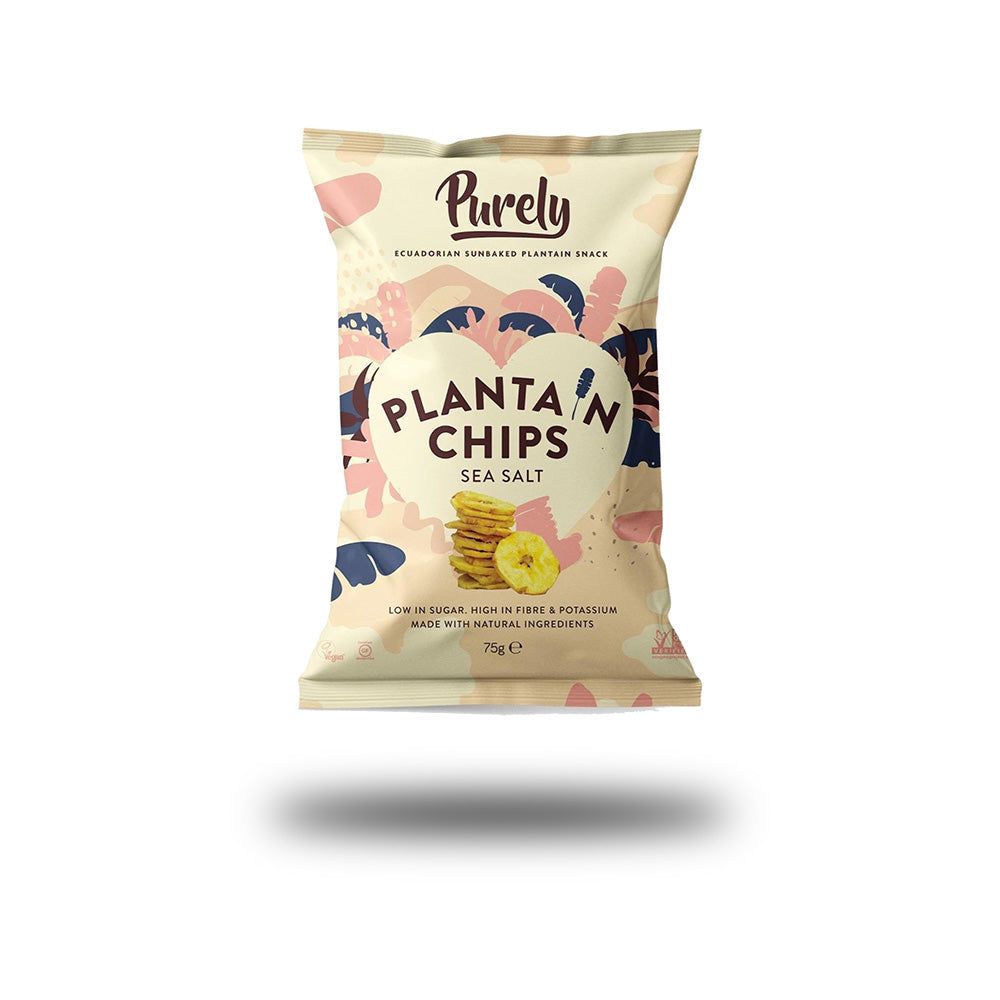 Beutel mit Kochbananen-Chips. Aufschrift: Plantain Chips, Meersalz. Marke: Purely. Verpackung mit floralem Muster.