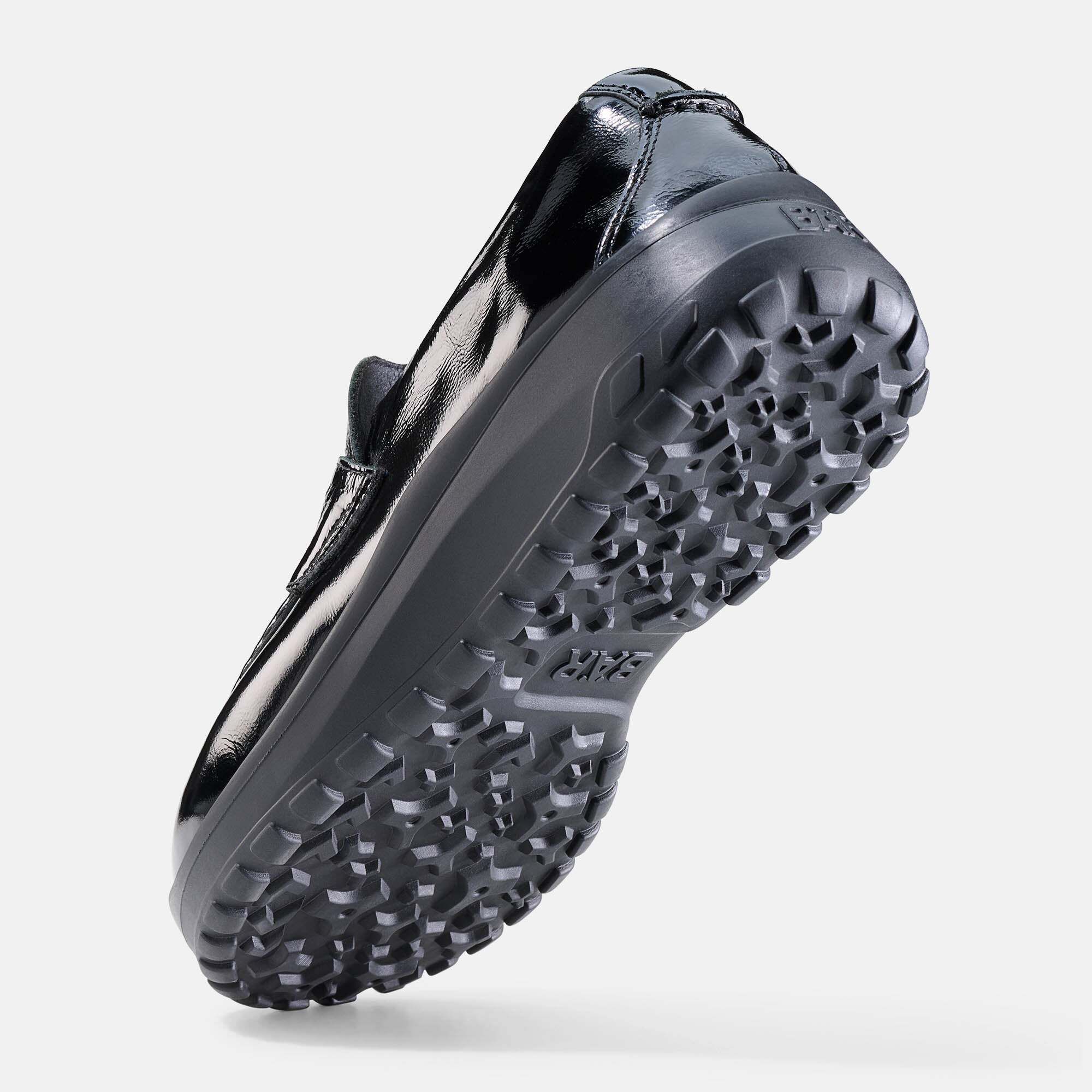 Dunkelblaue Wildleder-Schnürschuhe mit flexibler Gummisohle.