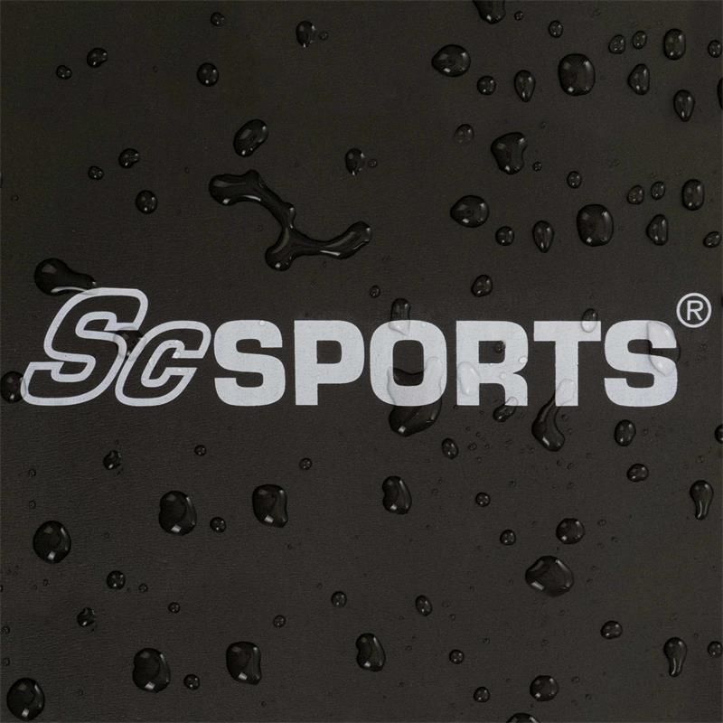 Nahaufnahme des Logos ScSPORTS auf schwarzem Hintergrund mit Wassertropfen.