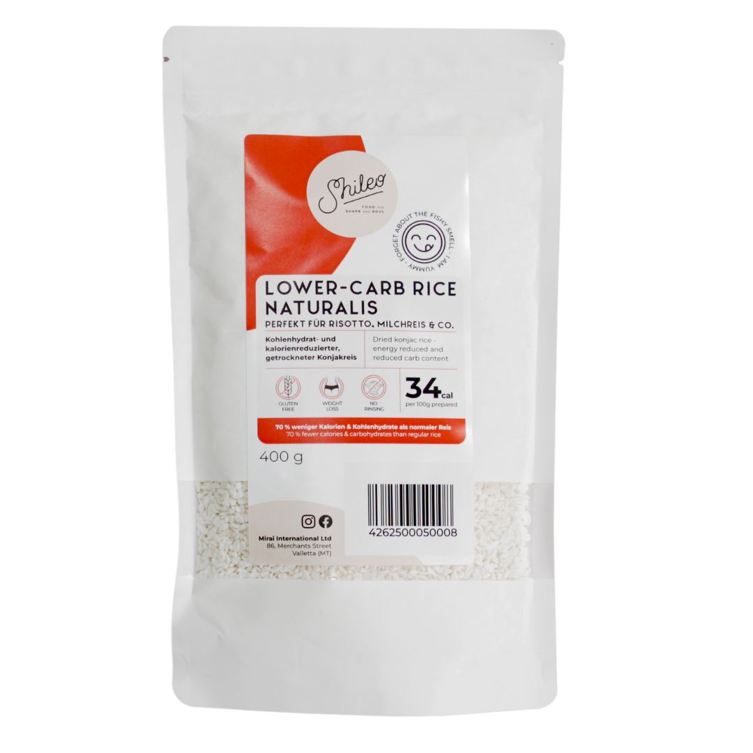 Verpackung von SHILEO Reisalternative. Weißer Beutel mit rotem Etikett. Text: Lower-Carb Rice Naturalis, 400g, 34 kcal.