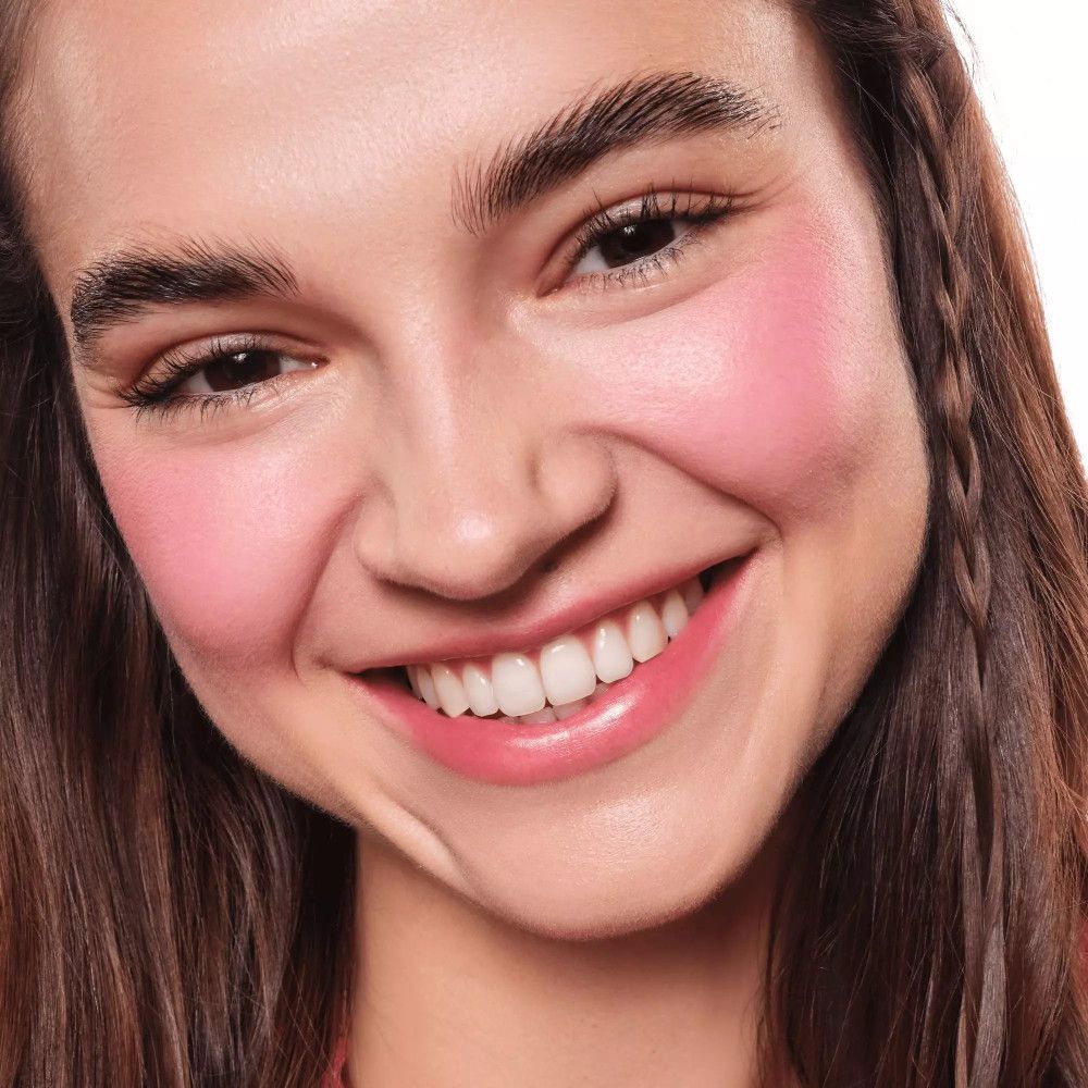 Porträt einer Frau mit Rouge auf den Wangen. Rosa Lippen. Helle Haut.