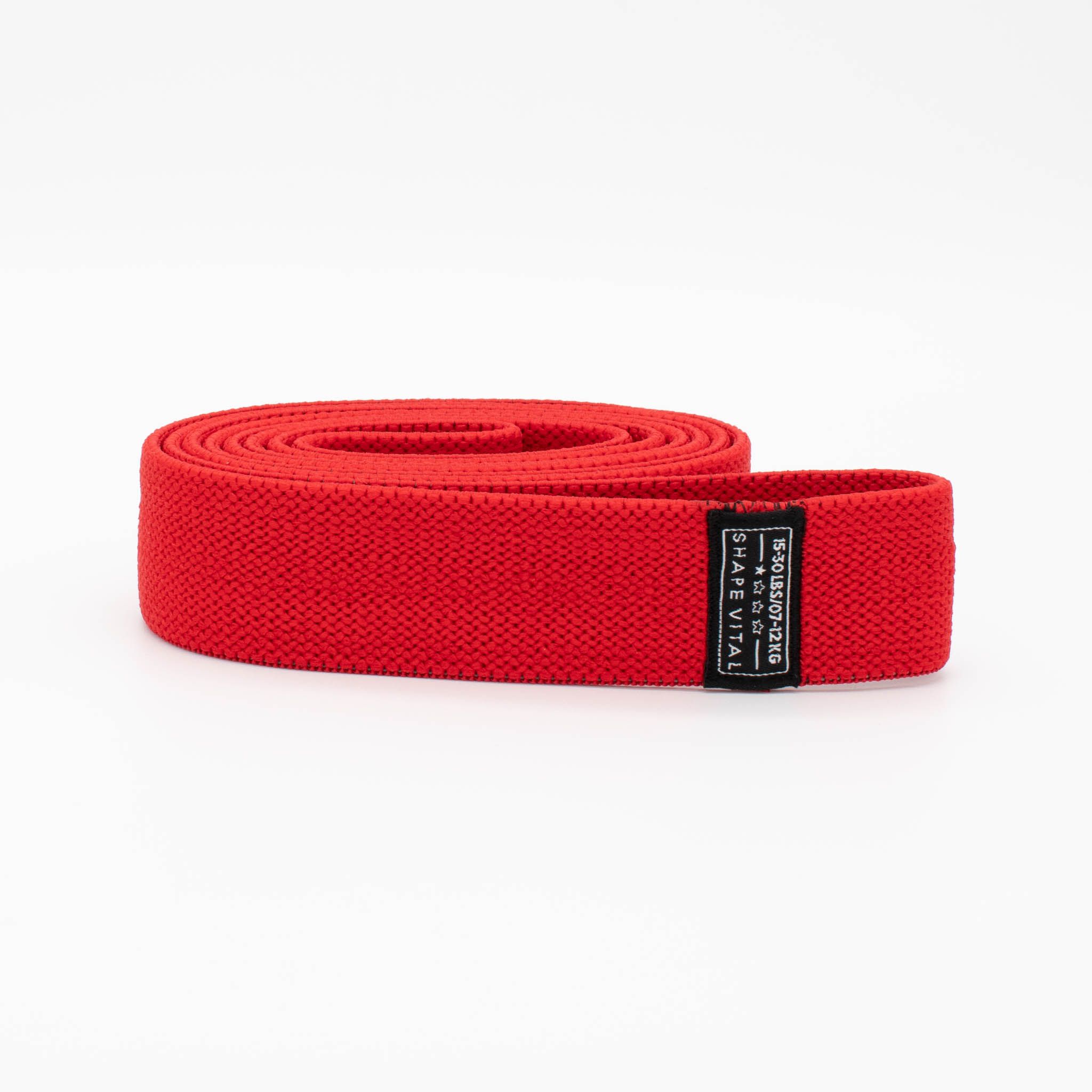 Rode textiele weerstandsband, opgerold. Zwart label met tekst. SHAPEVITAL-logo zichtbaar.