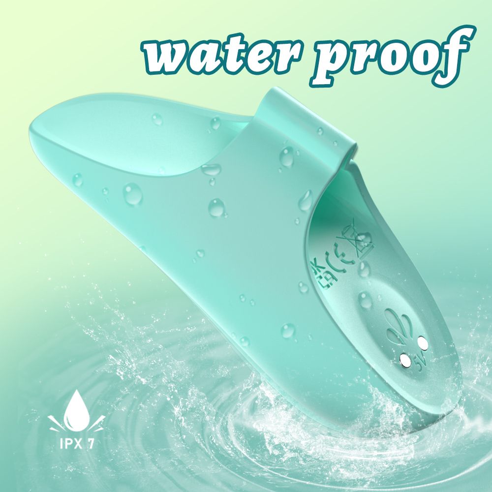 Türkisfarbener Finger-Vibrator. Wasserdicht, IPX 7. Gezeigt in Wasser.
