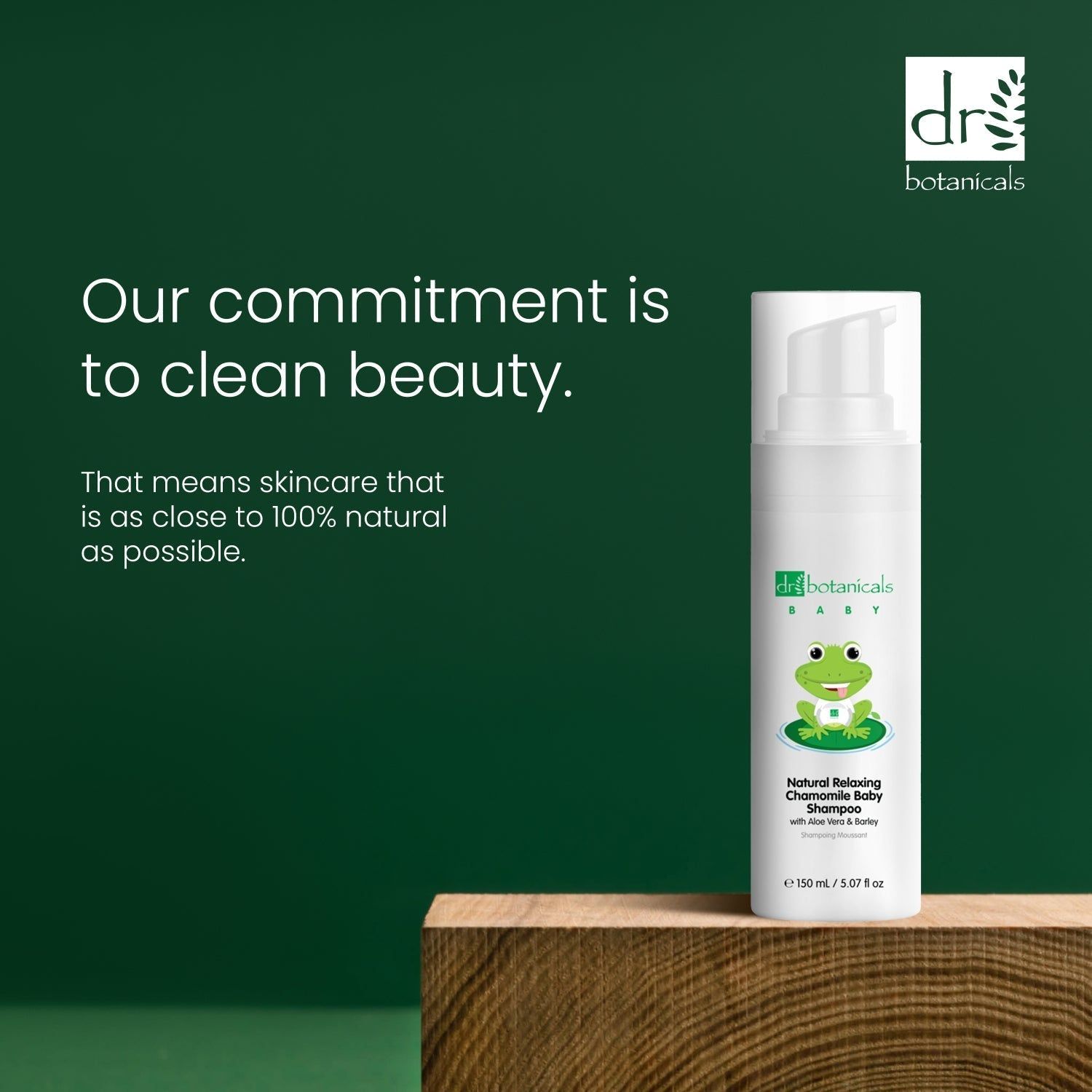 Weiße Flasche mit Pumpverschluss auf Holzblock. Text: 'Our commitment is to clean beauty'.