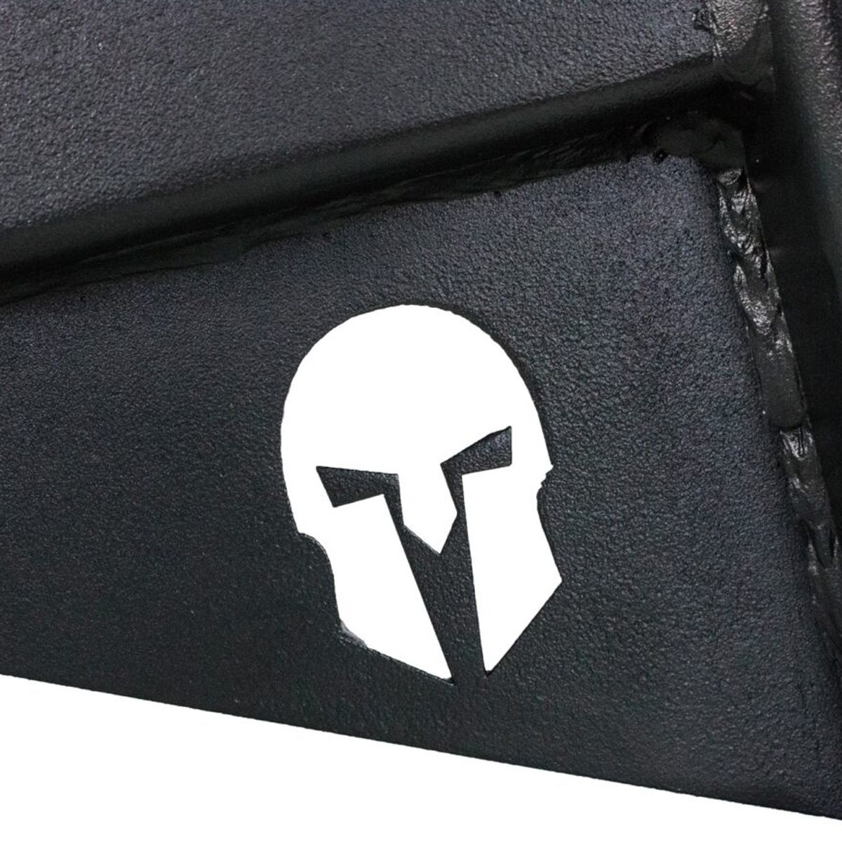 Nahaufnahme eines weißen Logos auf einem schwarzen Dip-Ständer aus Stahl. Ein Helm-Symbol ist zu sehen.