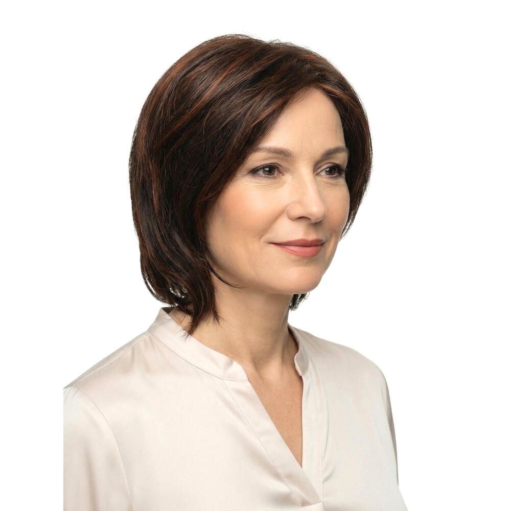 Kurzhaarperücke in Braun-Rot-Tönen. Nahaufnahme einer Frau mit der Perücke. Helles Oberteil.