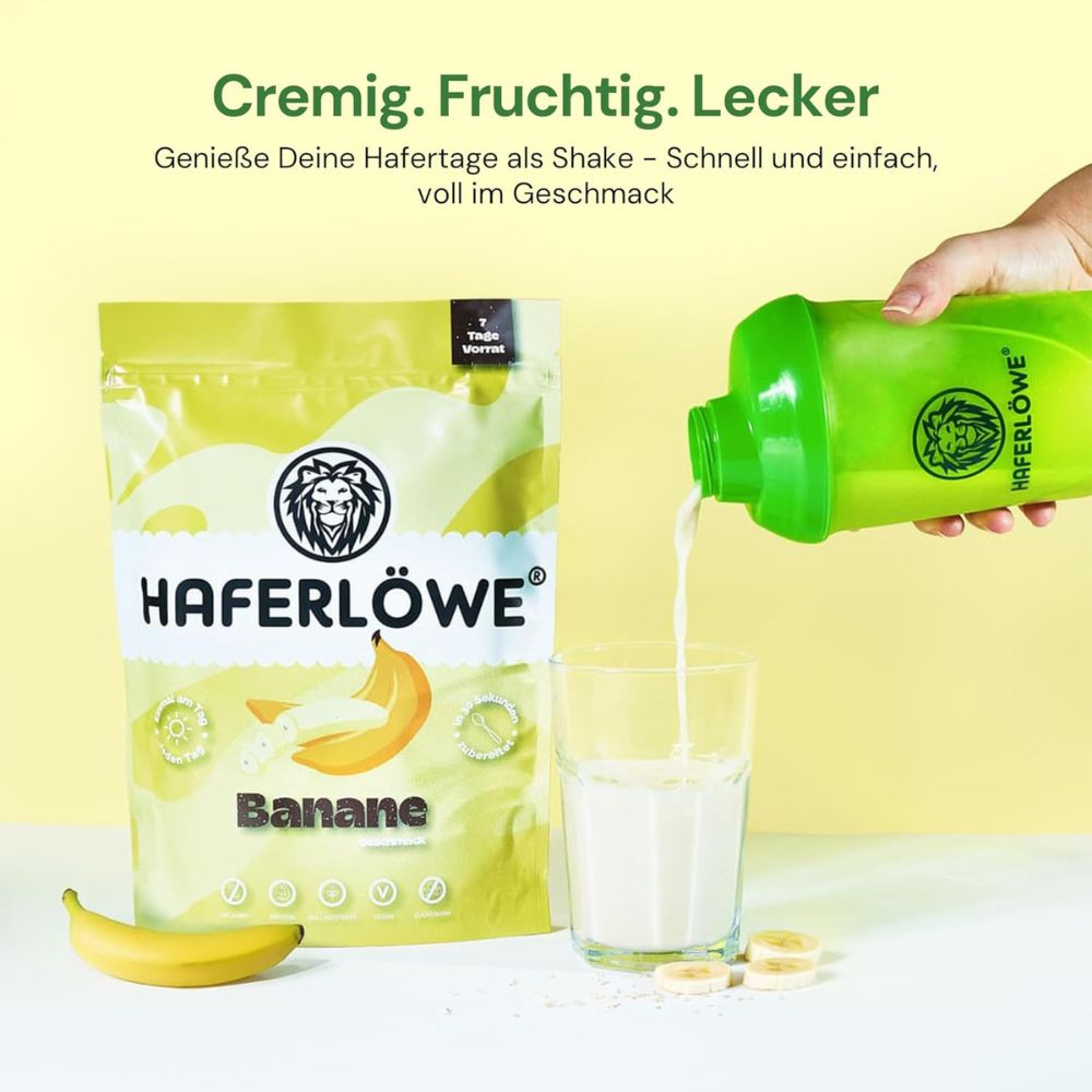 Gelber Beutel mit Bananen-Aufdruck und Logo. Eine Hand gießt Shake aus grünem Shaker in ein Glas. Banane und Scheiben.