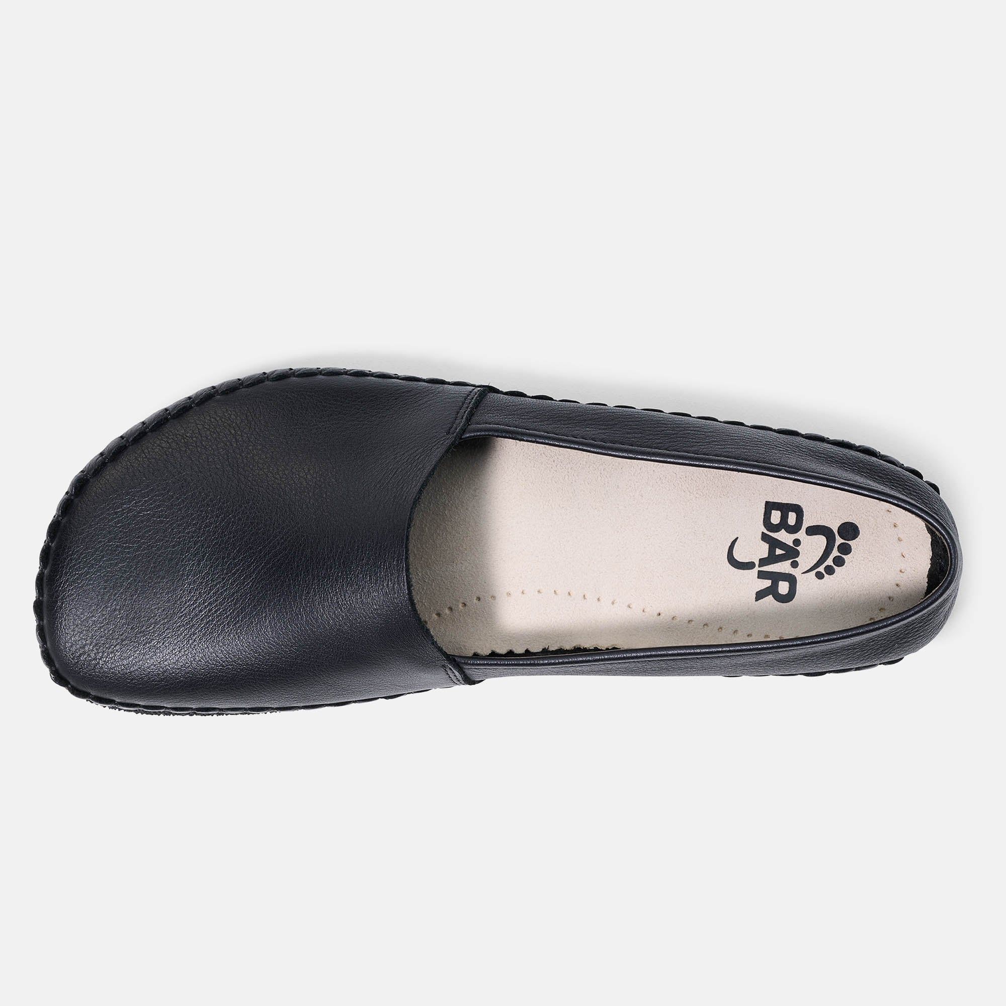 Schwarzer Slipper, Innensohle mit BAR-Logo und Fußabdruck. Sichtbare Nähte, breite Passform.