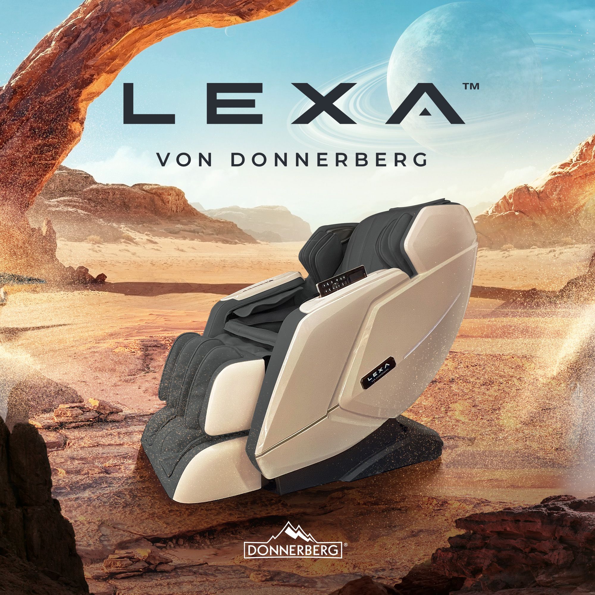 Massagesessel Lexa von Donnerberg in Wüstenlandschaft. Logo und Produktname deutlich sichtbar.