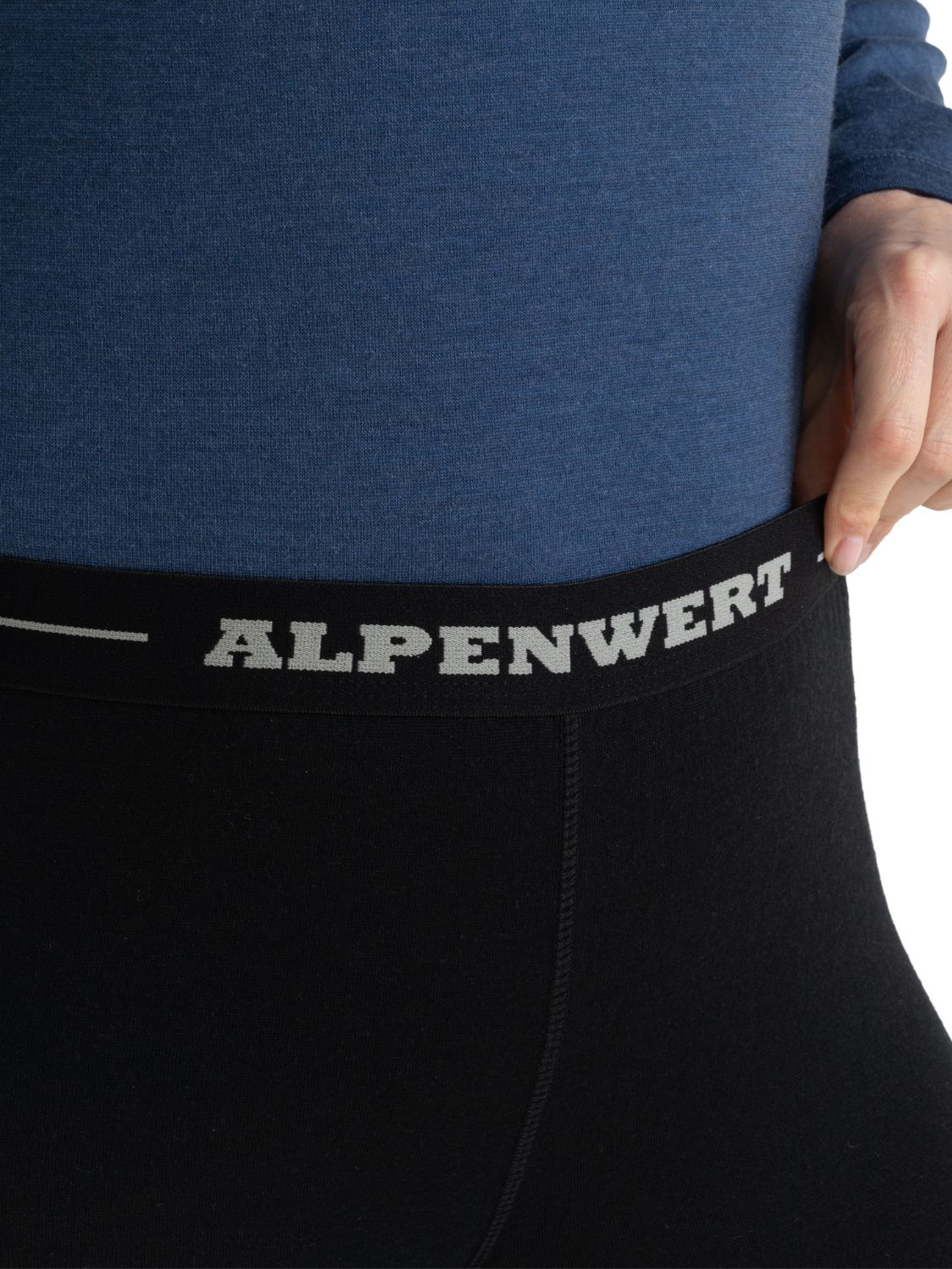 Nahaufnahme des elastischen Bundes mit ALPENWERT-Logo auf schwarzen Merinowoll-Leggings.
