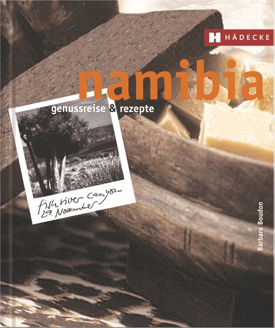 Buchcover mit Titel "Namibia". Foto einer Landschaft und Holzstrukturen. Verlag HÄDECKE.