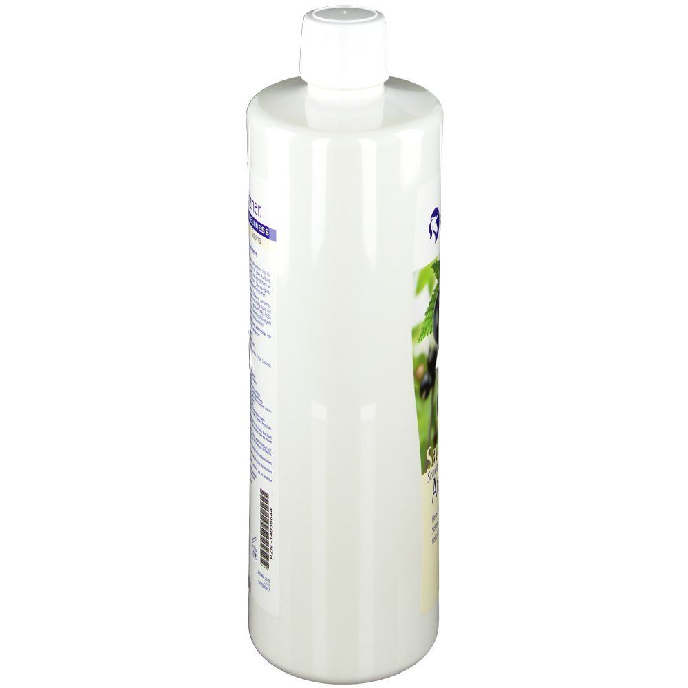 Weiße Flasche mit Etikett. Auf dem Etikett sind schwarze Johannisbeeren und Blätter abgebildet. Der Flaschenhals ist weiß.