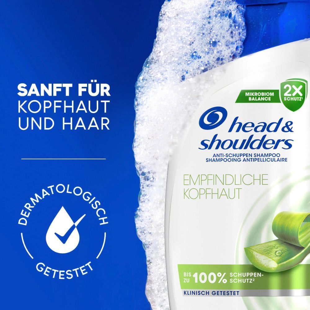 Nahaufnahme einer Shampoo-Flasche mit Schaum. Text: Sanft für Kopfhaut und Haar. Dermatologisch getestet. Empfindliche Kopfhaut.