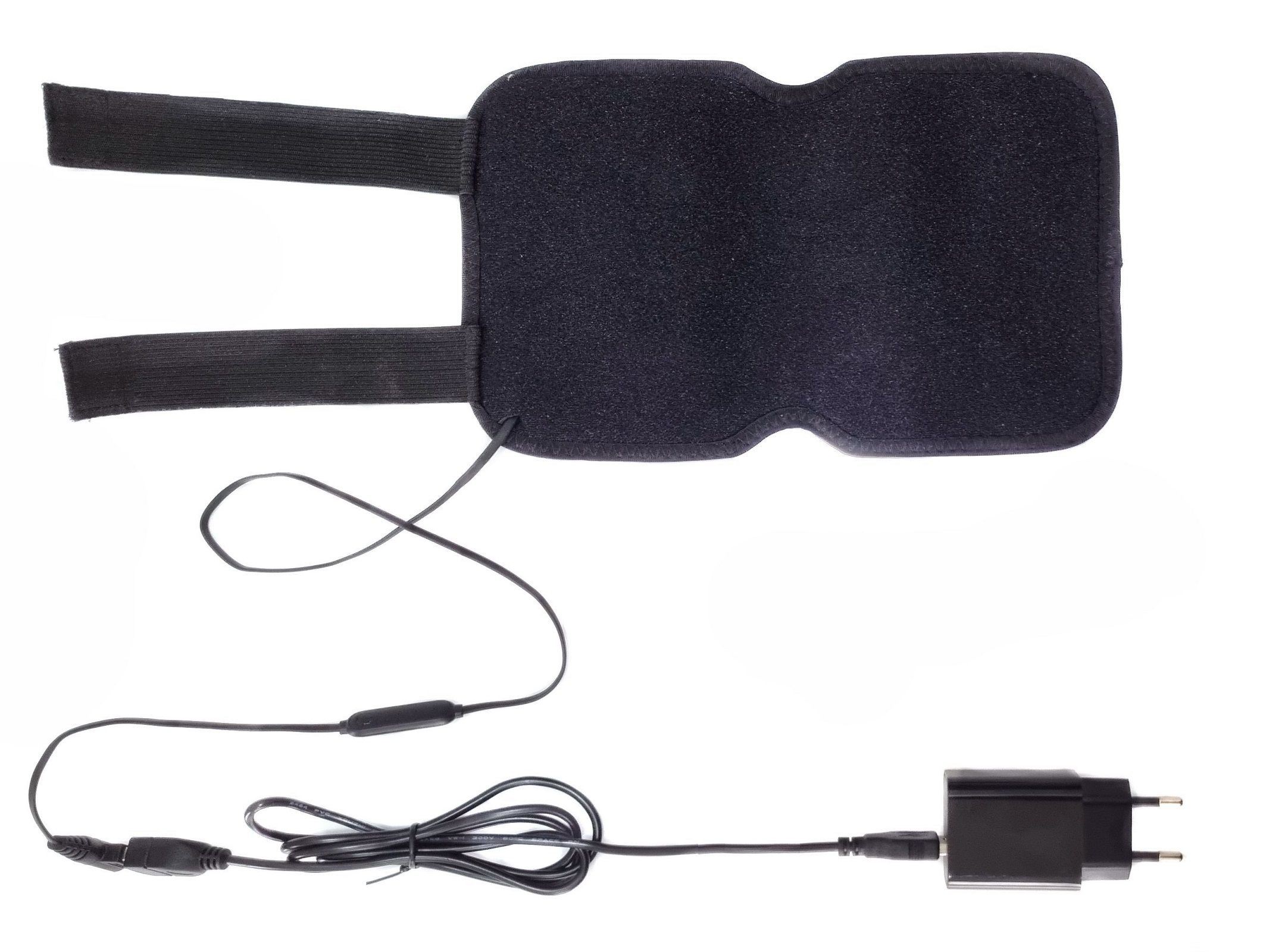 Schwarzes Heizpad mit Klettverschlüssen, Kabel und Netzteil. Das Pad hat eine geschwungene Form.