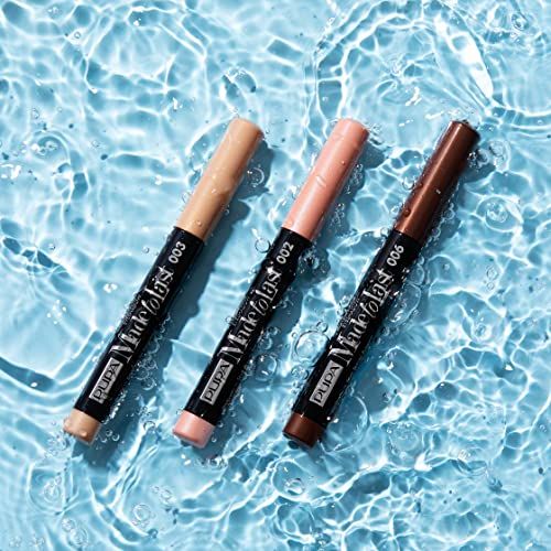 Drei Lidschattenstifte in Wasser. Schwarze Stifte mit Produktnamen und Farbnummern. Verschiedene Beige- und Brauntöne.