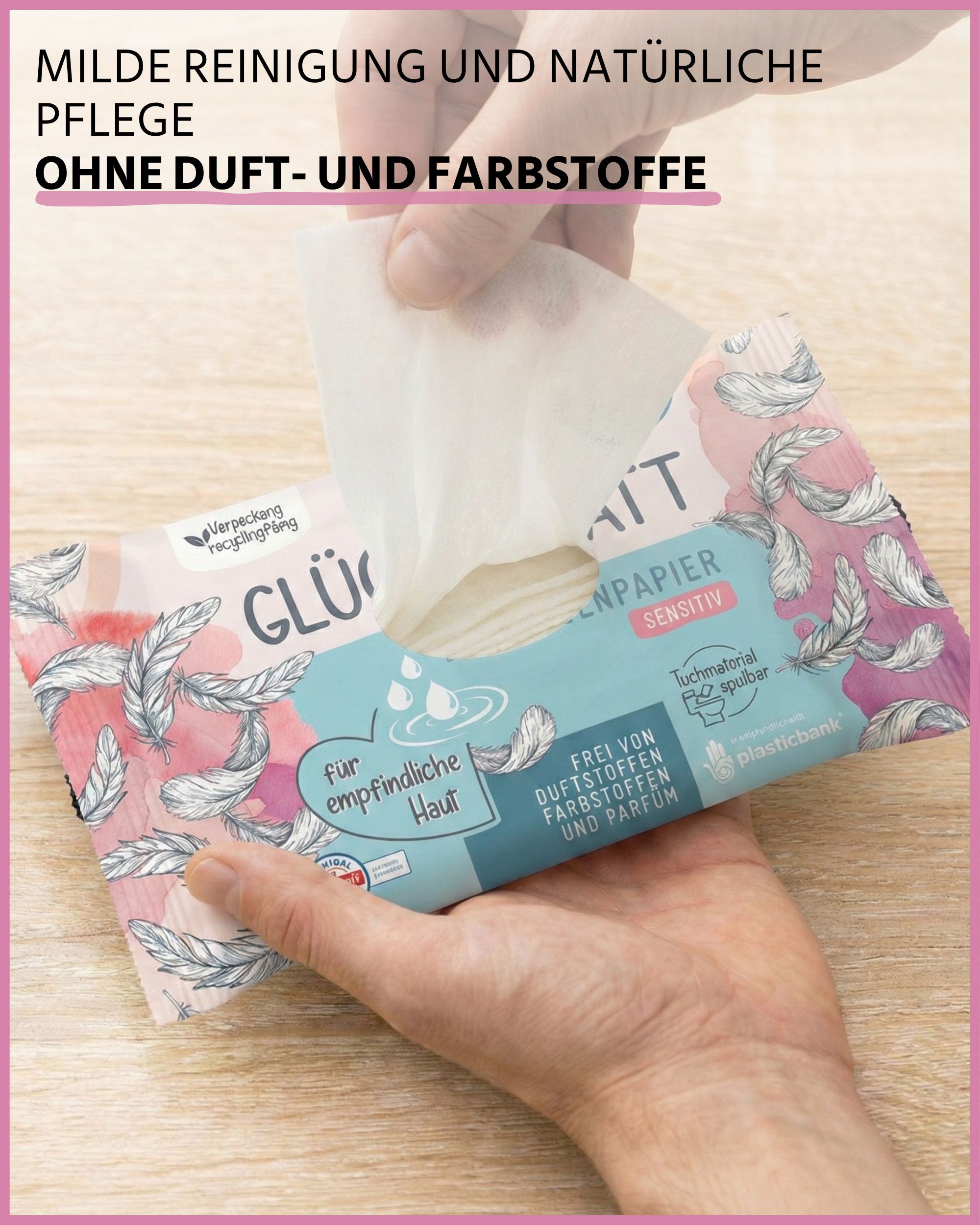 Hände halten eine Packung feuchtes Toilettenpapier SENSITIV. Ein Tuch wird entnommen. Text: Ohne Duft- und Farbstoffe.