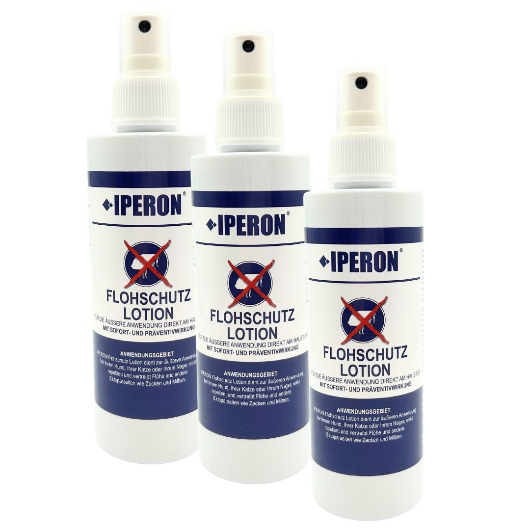 Drei weiße Sprühflaschen mit blauem Etikett: IPERON® Flohschutz Lotion.
