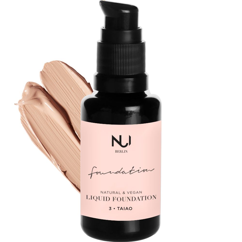 Flüssige Foundation-Flasche mit Pumpverschluss. Etikett mit Logo, Schriftzug 'foundation' und 'Natural & Vegan Liquid Foundation 3. TAIAO'.