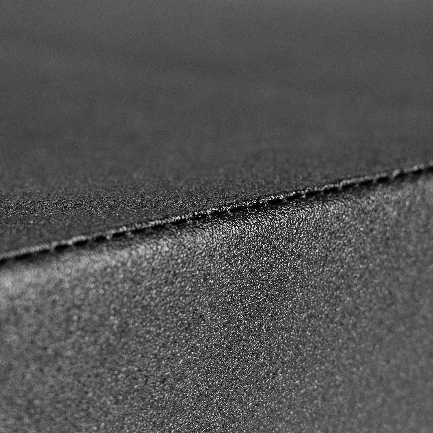 Detailaufnahme eines schwarzen Drop Pads. Naht und Oberfläche.