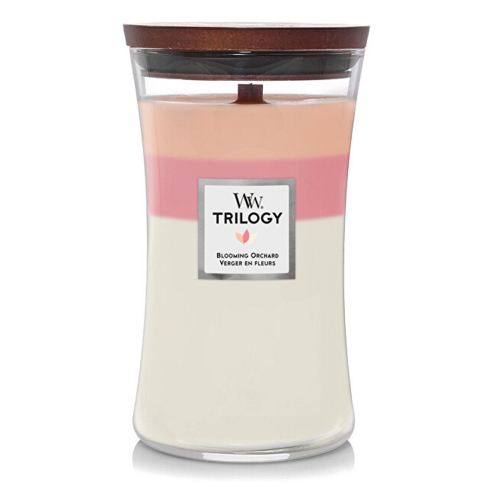 Dreischichtige Duftkerze mit Holzdocht. Farbschichten: Rosa, Weiß. Glasbehälter mit Holzdeckel. Label mit Logo und Produktname.