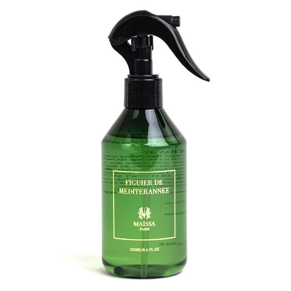 Grüne Sprühflasche mit schwarzem Sprühkopf. Etikett mit Text und Logo. Maison Maïssa Paris.