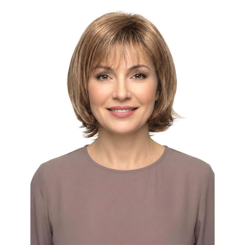 Perücke Maren von trendhair. Kurzer, brauner Bob mit Pony. Frau mit Perücke, Blick in die Kamera.
