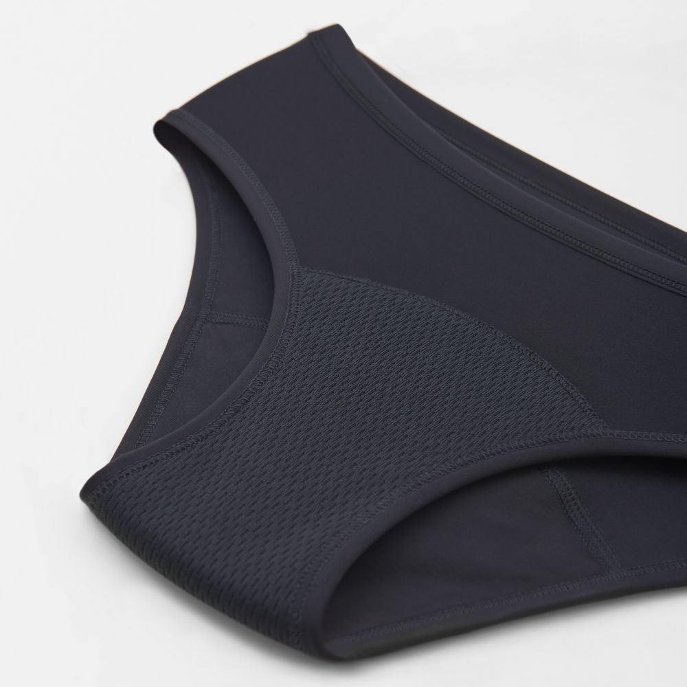 Detailansicht der schwarzen Periodenunterwäsche. TENCEL™ Lyocell. XL.