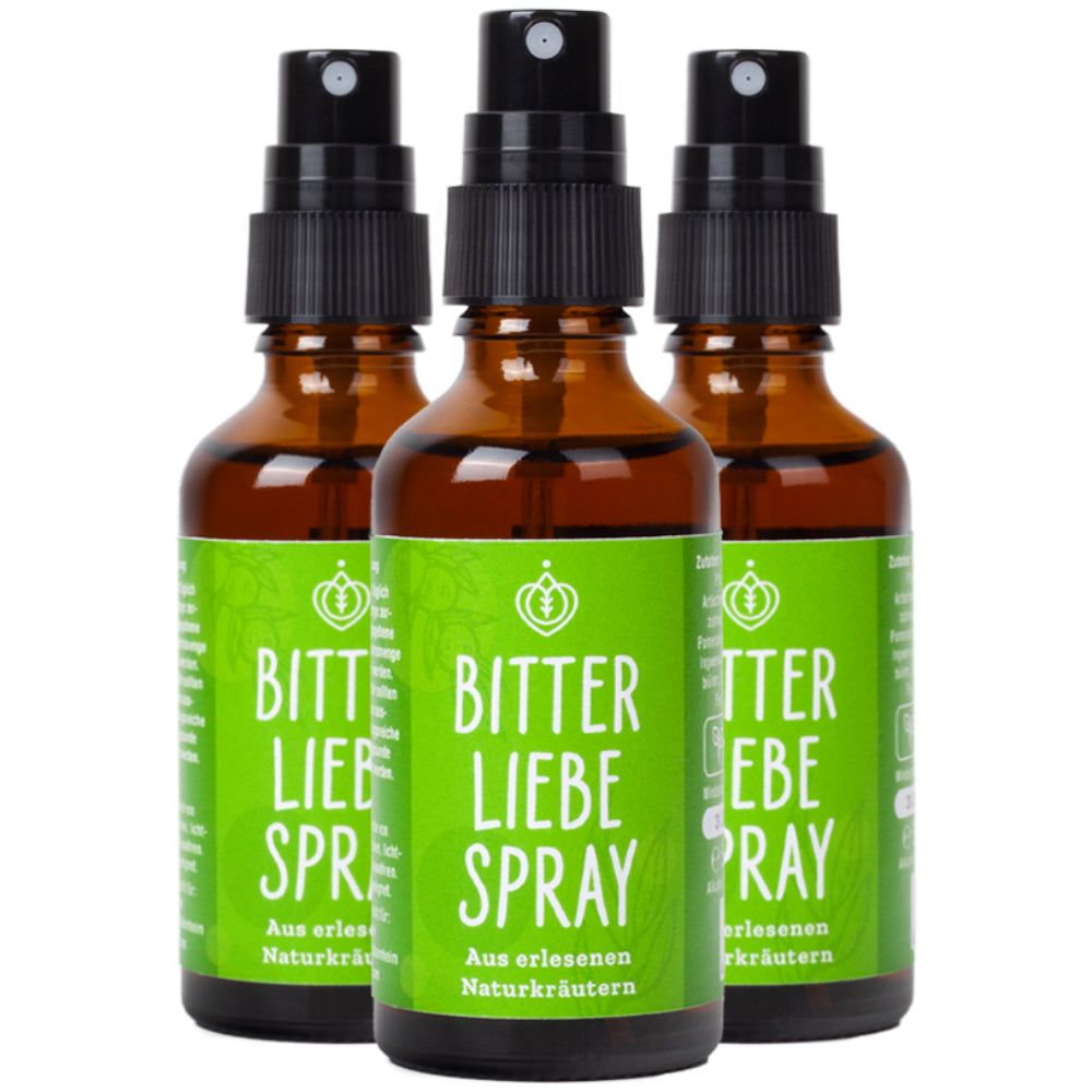 Drei braune Sprühflaschen mit grünem Etikett. Aufschrift: BitterLiebe Spray. Schwarzer Sprühkopf.