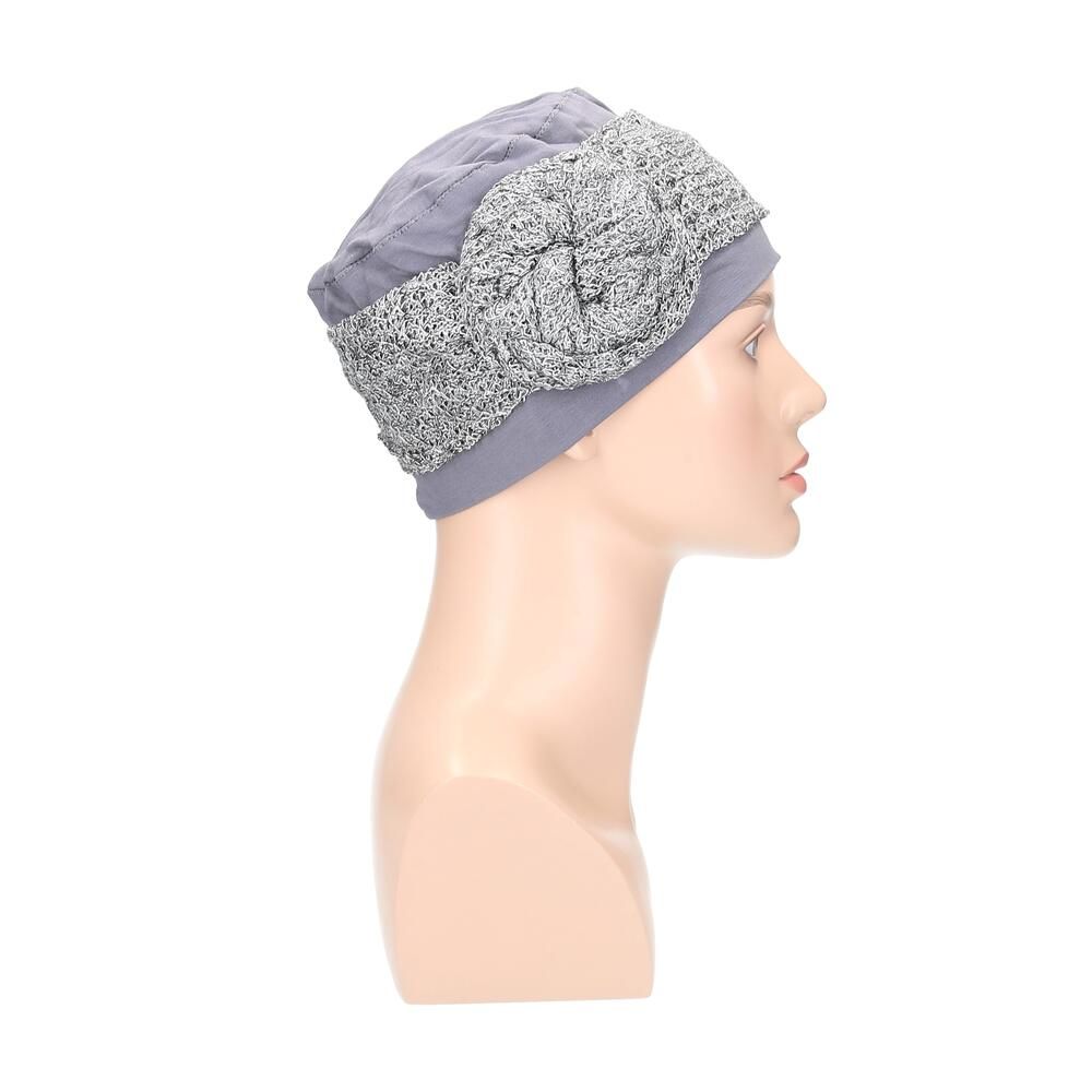 Grau/Silberfarbener Turban auf einer Büste. Der Turban hat eine verzierte Krempe.