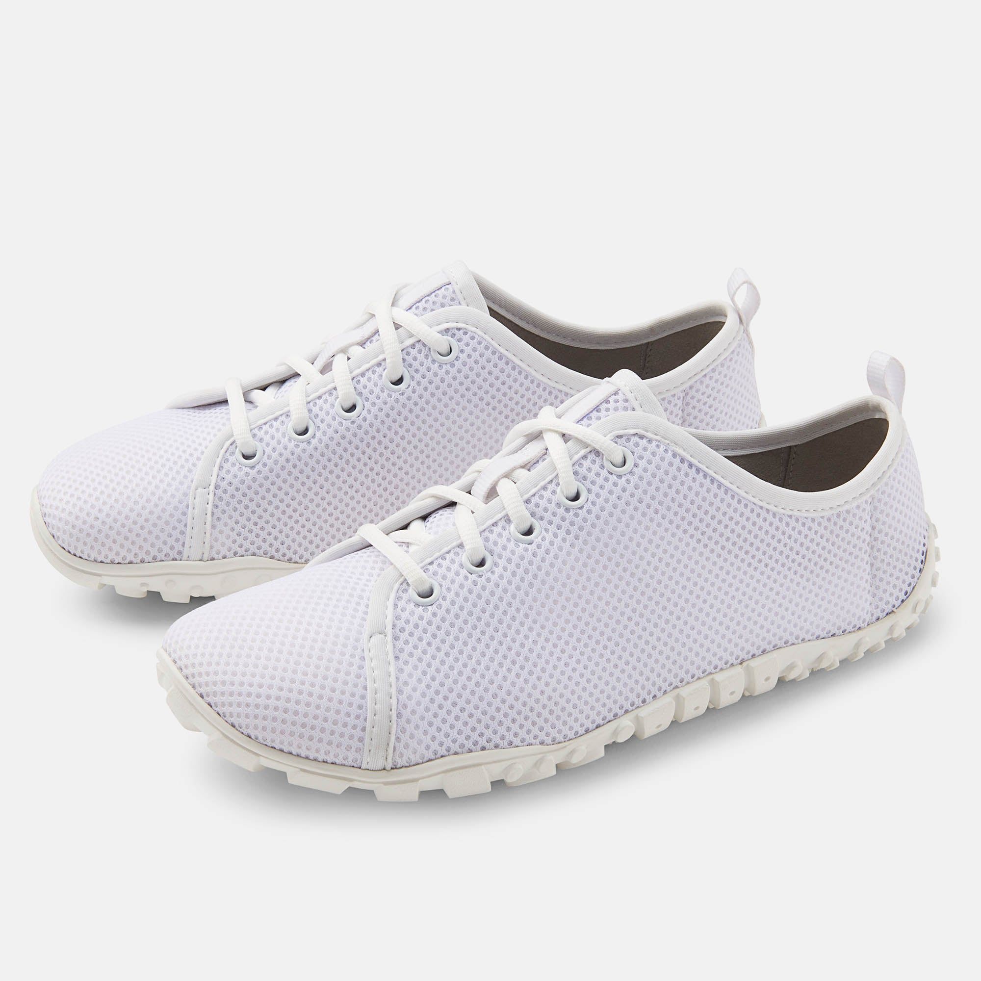 Weiße Schnürschuhe. Mesh-Obermaterial, breite Passform. Gummisohle. Zwei Schuhe nebeneinander.