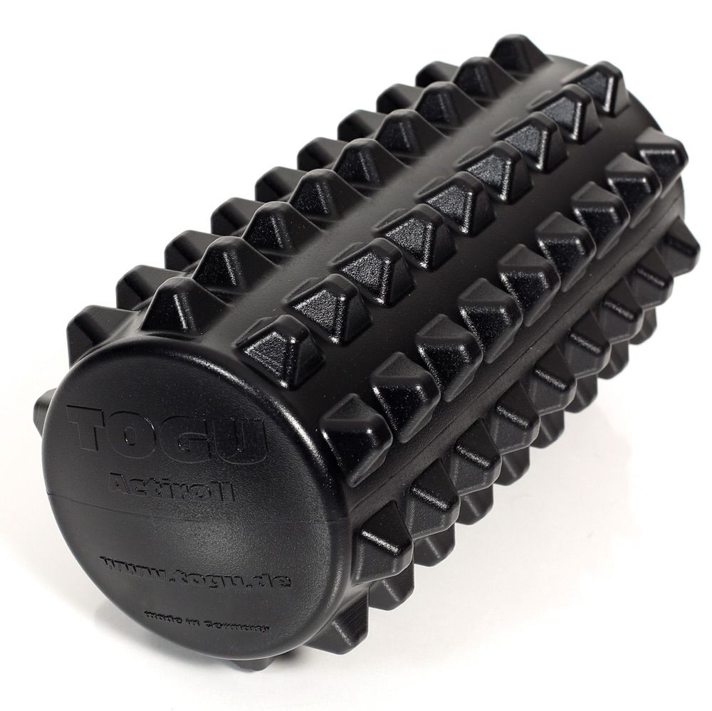 Schwarze Faszienrolle mit Noppen. Auf der Rolle ist der Markenname TOGU und die Website www.togu.de zu sehen.