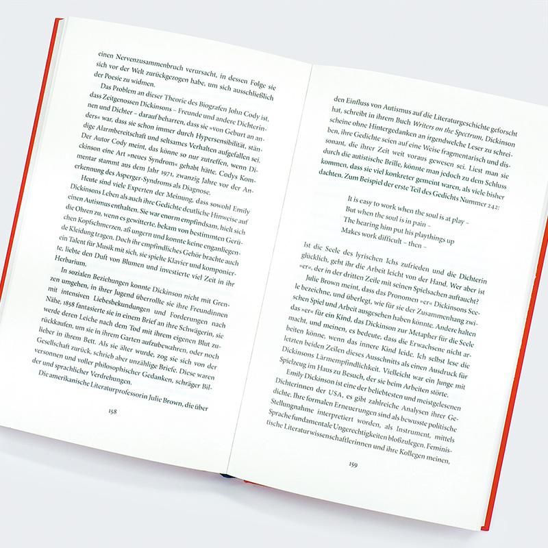 Offenes Buch "Die Autistinnen". Roter Einband. Text in Deutsch. Seiten mit Text.