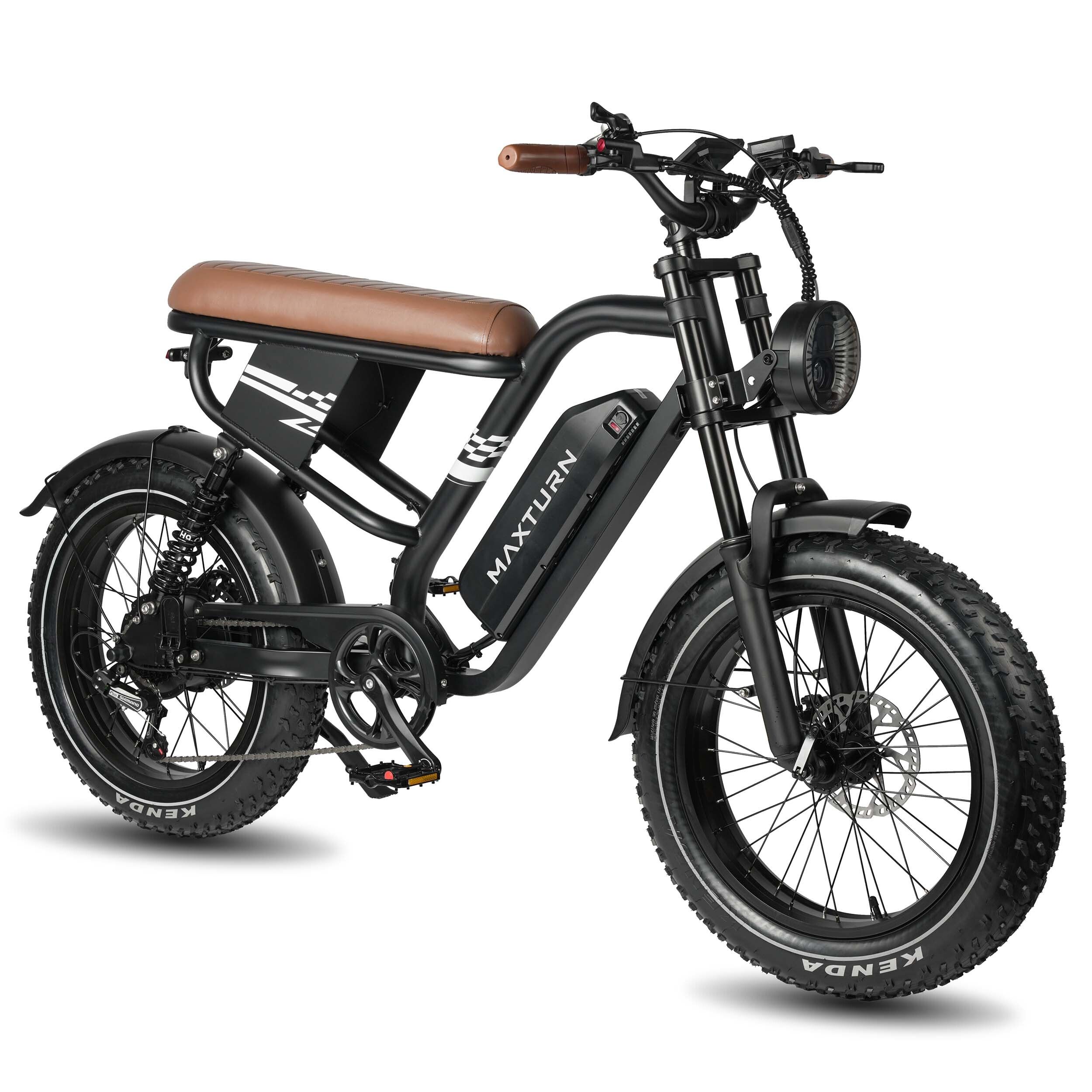 Schwarzes Elektro-Mountainbike mit braunem Sattel. "MAXTURN" Schriftzug am Rahmen. Breitreifen und Scheinwerfer.