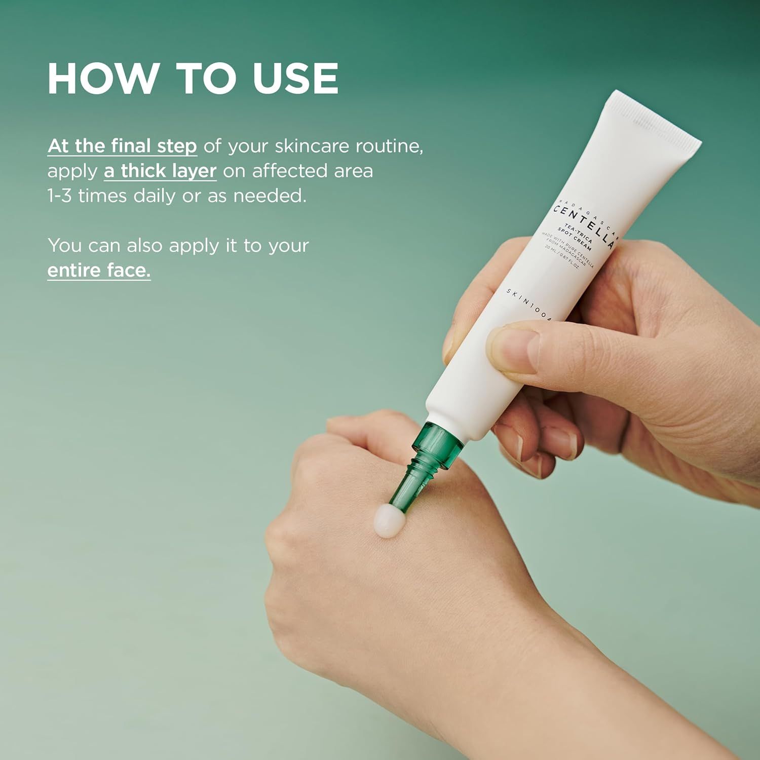 Produkt-Tube mit grünem Verschluss wird auf die Hand aufgetragen. Aufschrift: Tea-Trica Spot Cream. Auf der Tube steht SKIN1004.