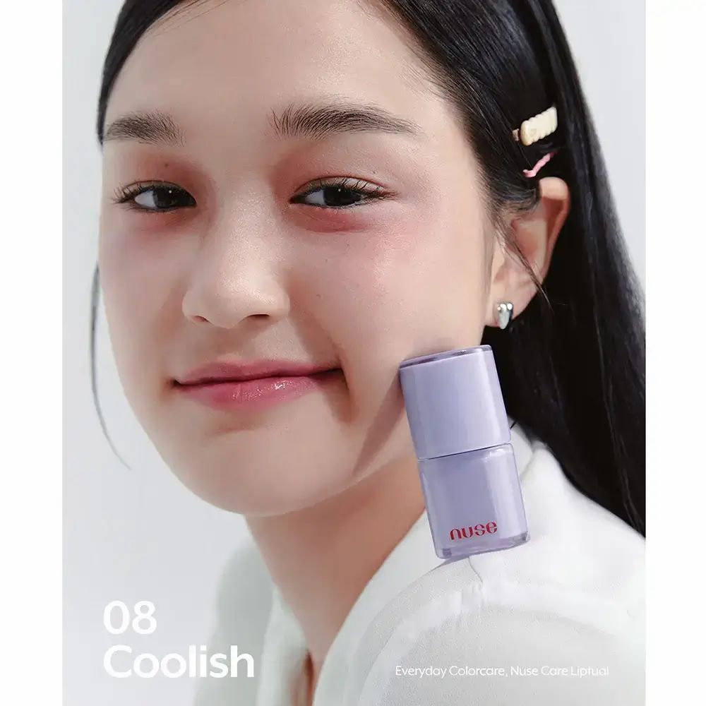 Frau mit Lipgloss. Produkt in lila Verpackung, mit Aufschrift 'nuse' und '08 Coolish'.