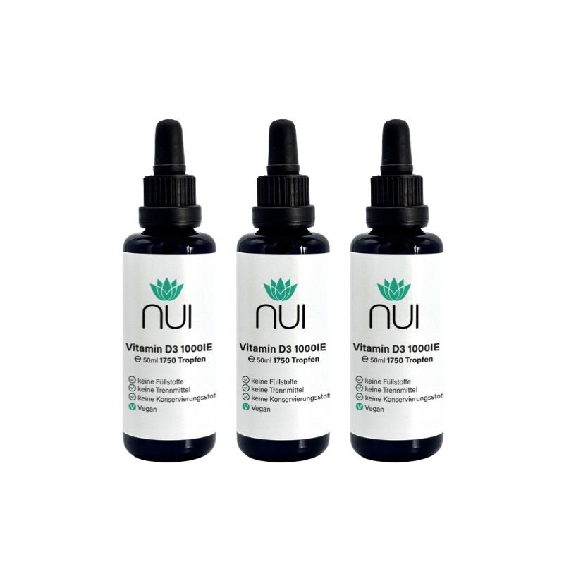 Drei Flaschen NUI Vitamin D3 1.000IE Tropfen. Schwarze Flaschen mit weißem Etikett und schwarzem Tropfer.