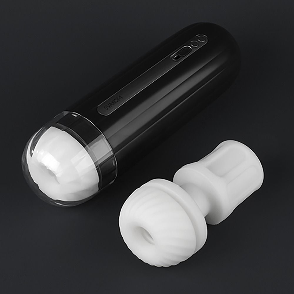 Schwarzes, zylindrisches Gerät mit weißem Aufsatz und separatem weißen Produkt. Schwarzer Hintergrund.