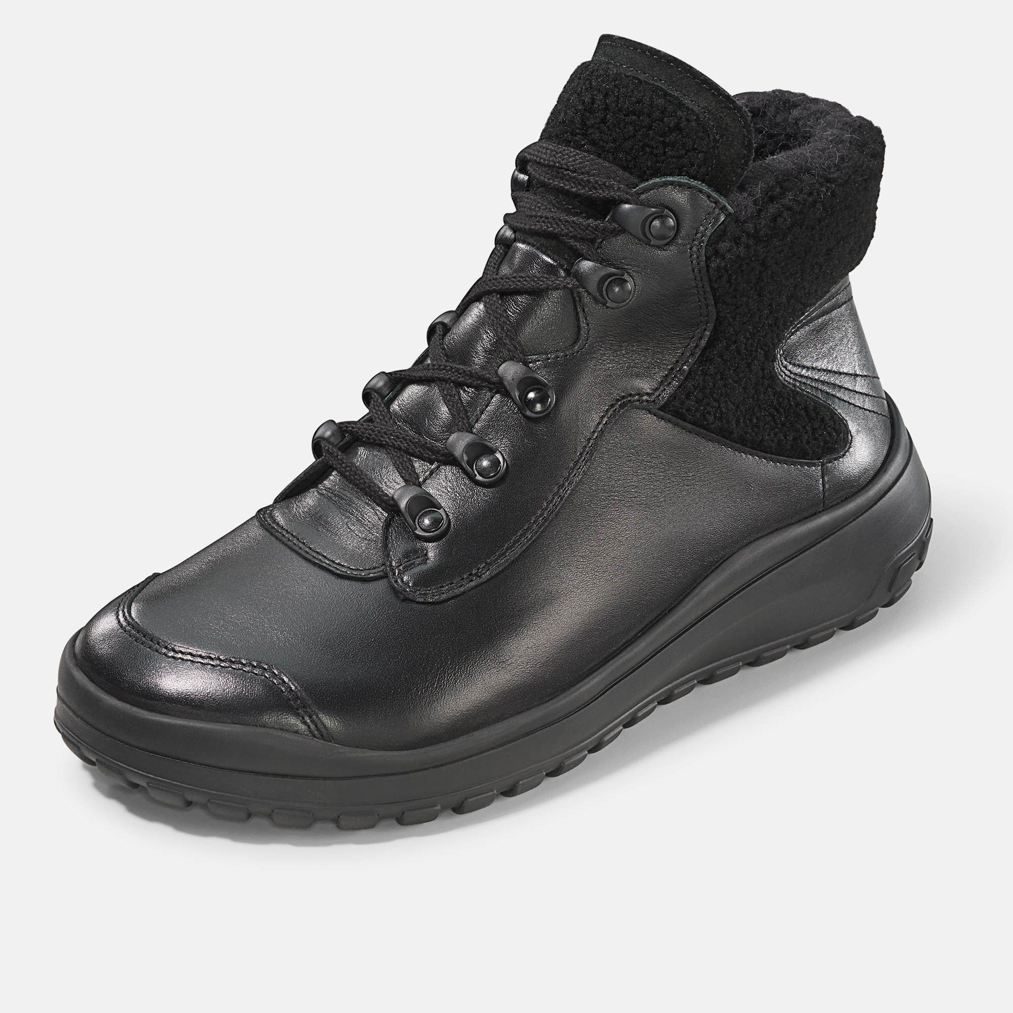 Schwarze Stiefelette mit Schnürung und Fellbesatz. Breiter Schaft, dicke Sohle. Schuh von der Seite.