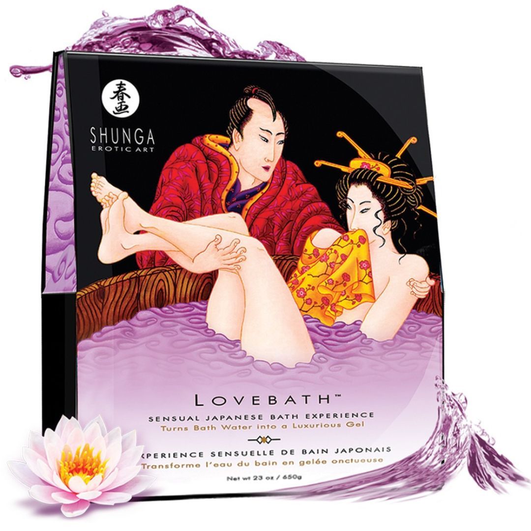 Schwarze Schachtel mit Illustration eines Paares in Badewanne. Text: Lovebath, Shunga Exotic Art. Wasser spritzt.
